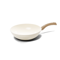 Wokpan 30 cm met ivoorkleurige keramische binnenlaag en licht houten handgreep.