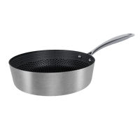 RVS hapjespan 24 cm met anti-aanbak honingraatlaag en lange steel.