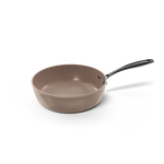 Taupe Stielkochtopf 28 cm mit langem Metallgriff und glattem Innenraum.