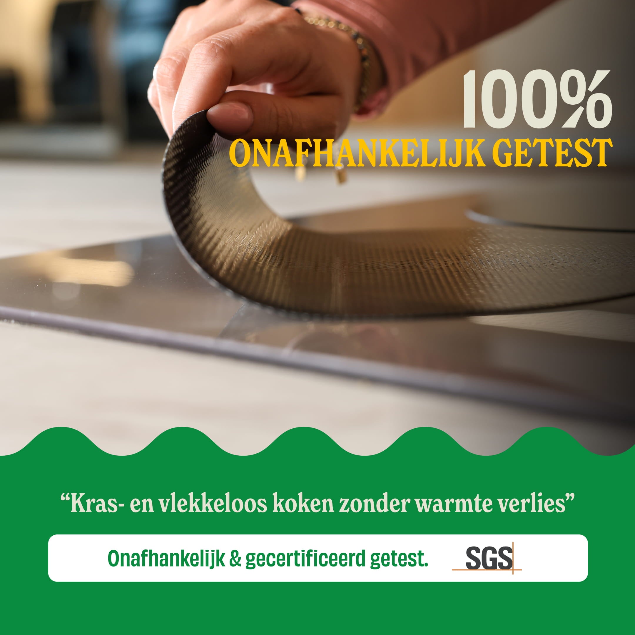 Hand legt Induktionsschutz auf Pfannenboden, 100% unabhängig getestet ohne Wärmeverlust