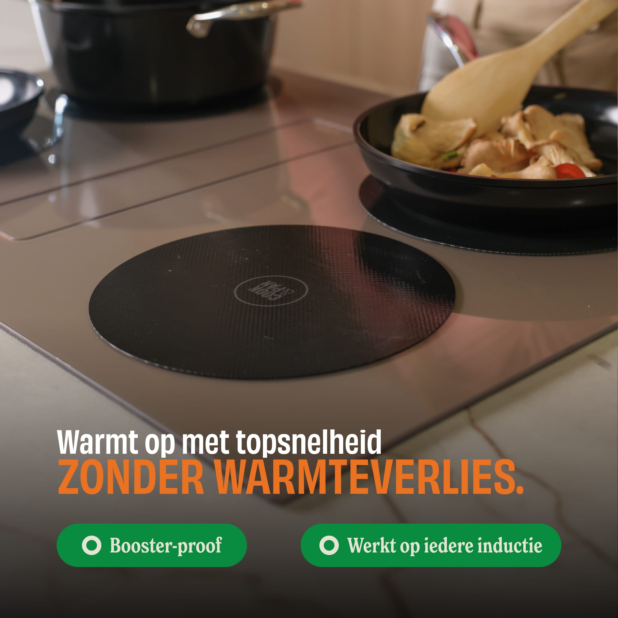Cook & Pan Signature Induktionsschutzmatten auf Induktionskochfeld mit Pfannen und Essen
