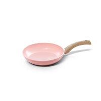Roze 20 cm koekenpan met houten handvat, antiaanbaklaag en ronde vorm.