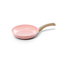 Roze koekenpan 24 cm met antiaanbaklaag en licht houten handvat.