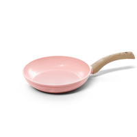 Roze koekenpan met antiaanbaklaag en licht houten handvat, 28 cm diameter.