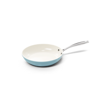 Blauwe koekenpan 20 cm met witte keramische binnenkant en metalen handvat.