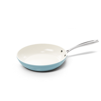 Blauwe koekenpan van 28 cm met witte keramische binnenlaag en metalen handvat.
