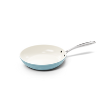 Blauwe koekenpan 24 cm met witte antiaanbaklaag en metalen handvat.