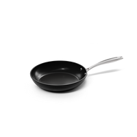 Zwarte anti-aanbak koekenpan met ronde bodem en zilverkleurig handvat van 20 cm.