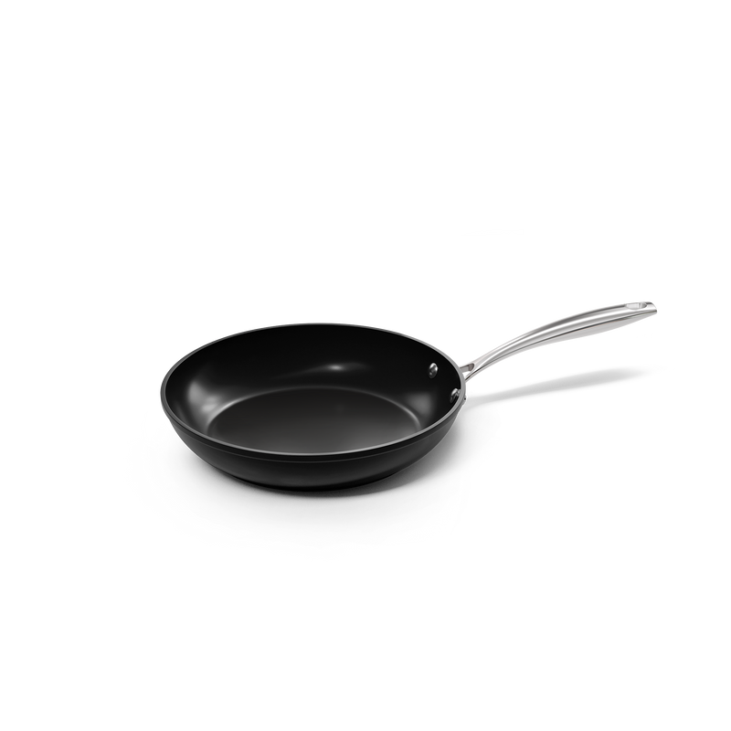 Zwarte anti-aanbak koekenpan met ronde bodem en zilverkleurig handvat van 20 cm.