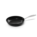 Black 28 cm frying pan with metal handle and non-stick coating.