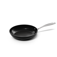 Zwarte koekenpan van 28 cm met metalen handgreep en antiaanbaklaag.