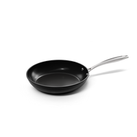 Zwarte 24 cm koekenpan met antiaanbaklaag en roestvrijstalen handgreep.
