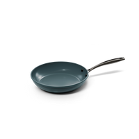 Donkergrijze koekenpan van 20 cm met metalen steel en anti-aanbaklaag.