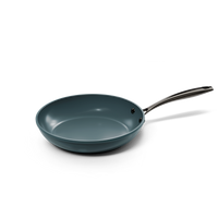 28 cm grijze koekenpan met lange metalen handgreep en antiaanbaklaag.