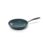 Schwarze Pfanne 24 cm mit Metallgriff und glatter Innenseite.