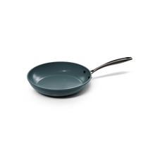Zwarte koekenpan van 24 cm met metalen handvat en gladde binnenkant.