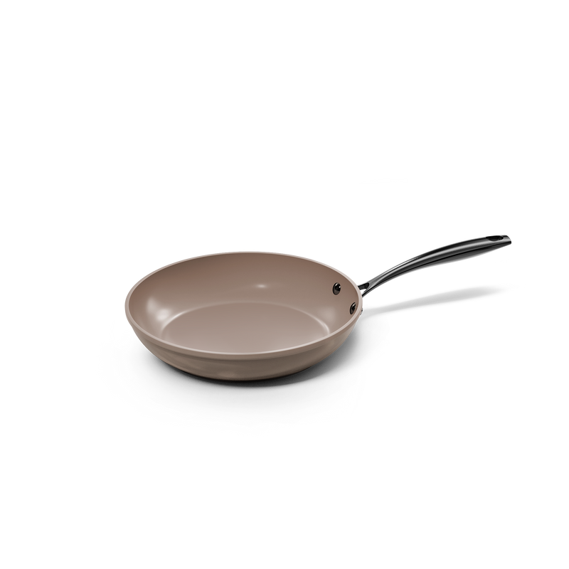 Taupe keramische koekenpan 20 cm met zwarte handgreep en afgeronde rand.
