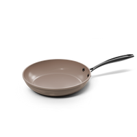 Taupekleurige koekenpan van 28 cm met anti-aanbaklaag en zwarte steel.