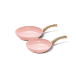 Deux poêles roses avec manches en bois beige, revêtement antiadhésif, tailles variées.