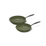 Set de poêles vert foncé de deux tailles, revêtement antiadhésif et poignées noires.