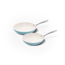 Set de poêles à frire bleues 2 pièces avec revêtement antiadhésif céramique blanc et manches métalliques.