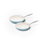 Set de poêles à frire bleues 2 pièces avec revêtement antiadhésif céramique blanc et manches métalliques.