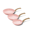 Drie-delige blush roze koekenpannenset met lichte houten handvatten, variërend in grootte.