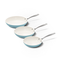 Set de trois poêles bleu clair avec intérieur en céramique blanche et poignées métalliques.