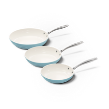 Set de trois poêles bleu clair avec intérieur en céramique blanche et poignées en métal.