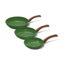 Set van drie groene koekenpannen met houten handvatten in verschillende maten.