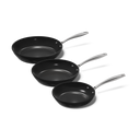 Set van drie zwarte koekenpannen met zilveren handvatten in verschillende maten.