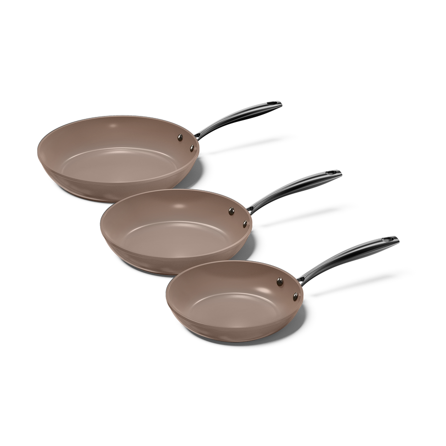 Set de trois poêles taupe avec poignées noires de différentes tailles.