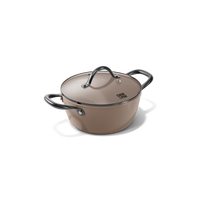 Taupe 20 cm pan met glazen deksel en zwarte grepen, gladde afwerking.