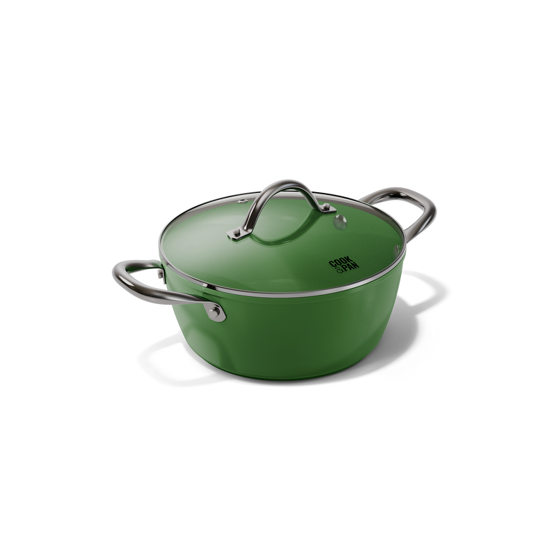 Groene braadpan van 24 cm met roestvrijstalen handgrepen en glazen deksel.