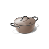 Taupekleurige braadpan van 24 cm met bijpassend deksel en metalen handgrepen.