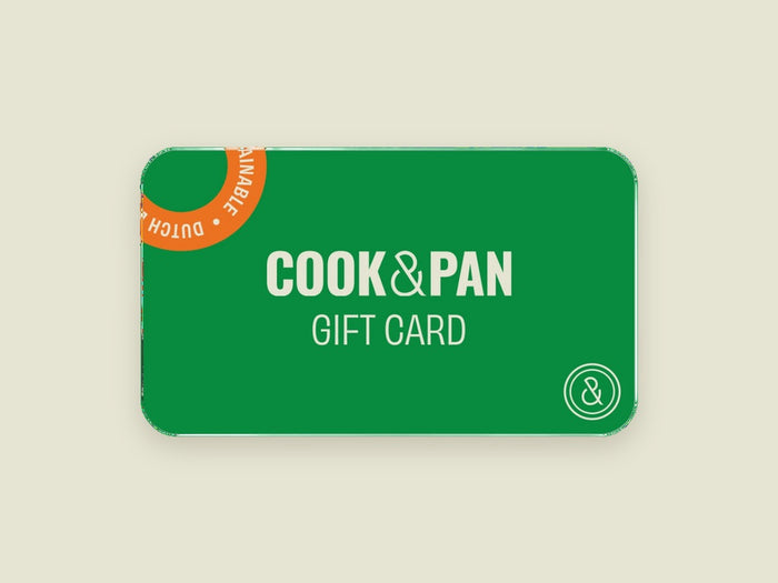 Carte cadeau Cook & Pan verte sur une surface crème