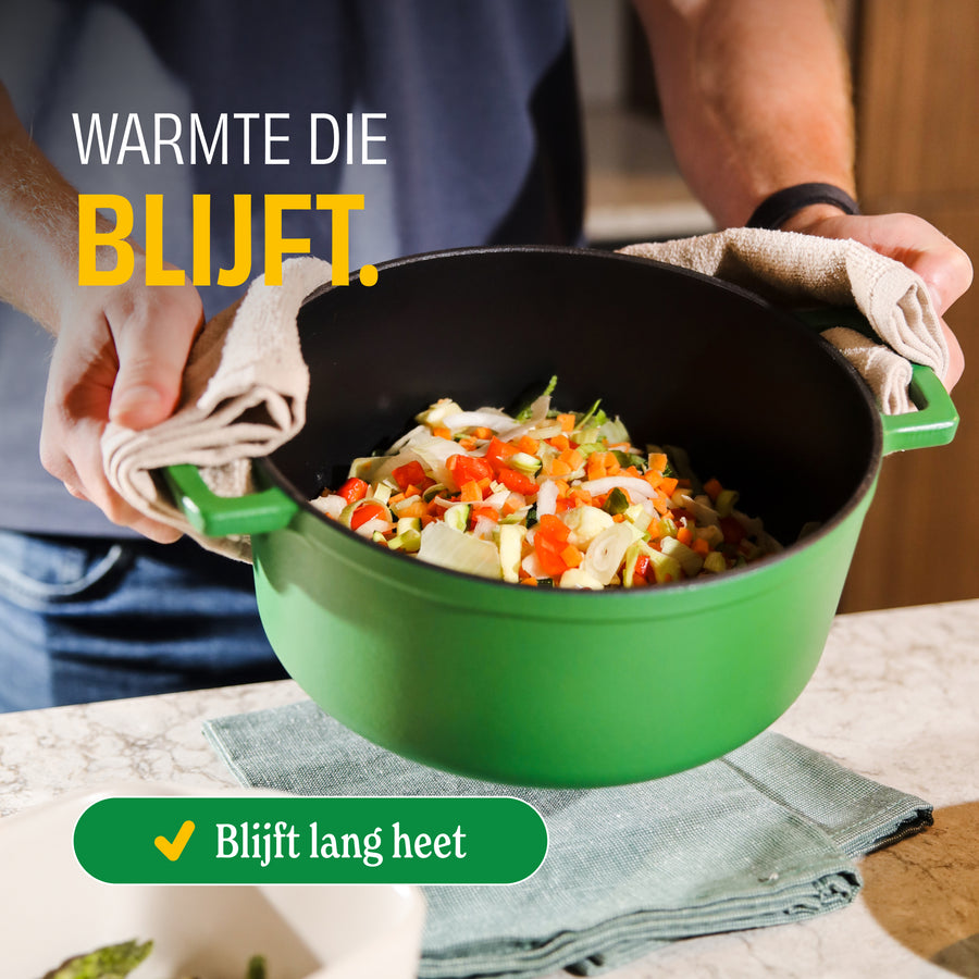 Cocotte en fonte Go Green verte avec légumes colorés, protection qui reste chaude longtemps.