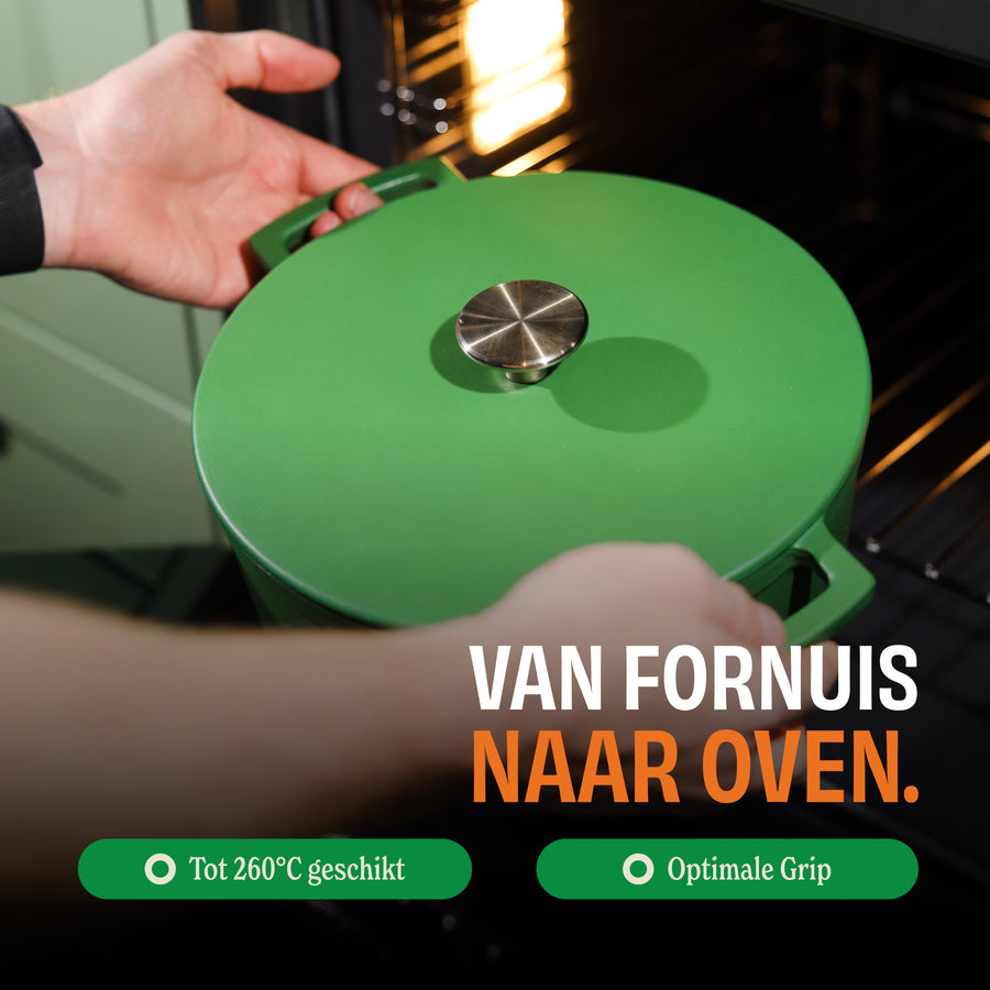 Cocotte en fonte Go Green avec couvercle vert tenue à la main, adaptée au four jusqu'à 260°C.