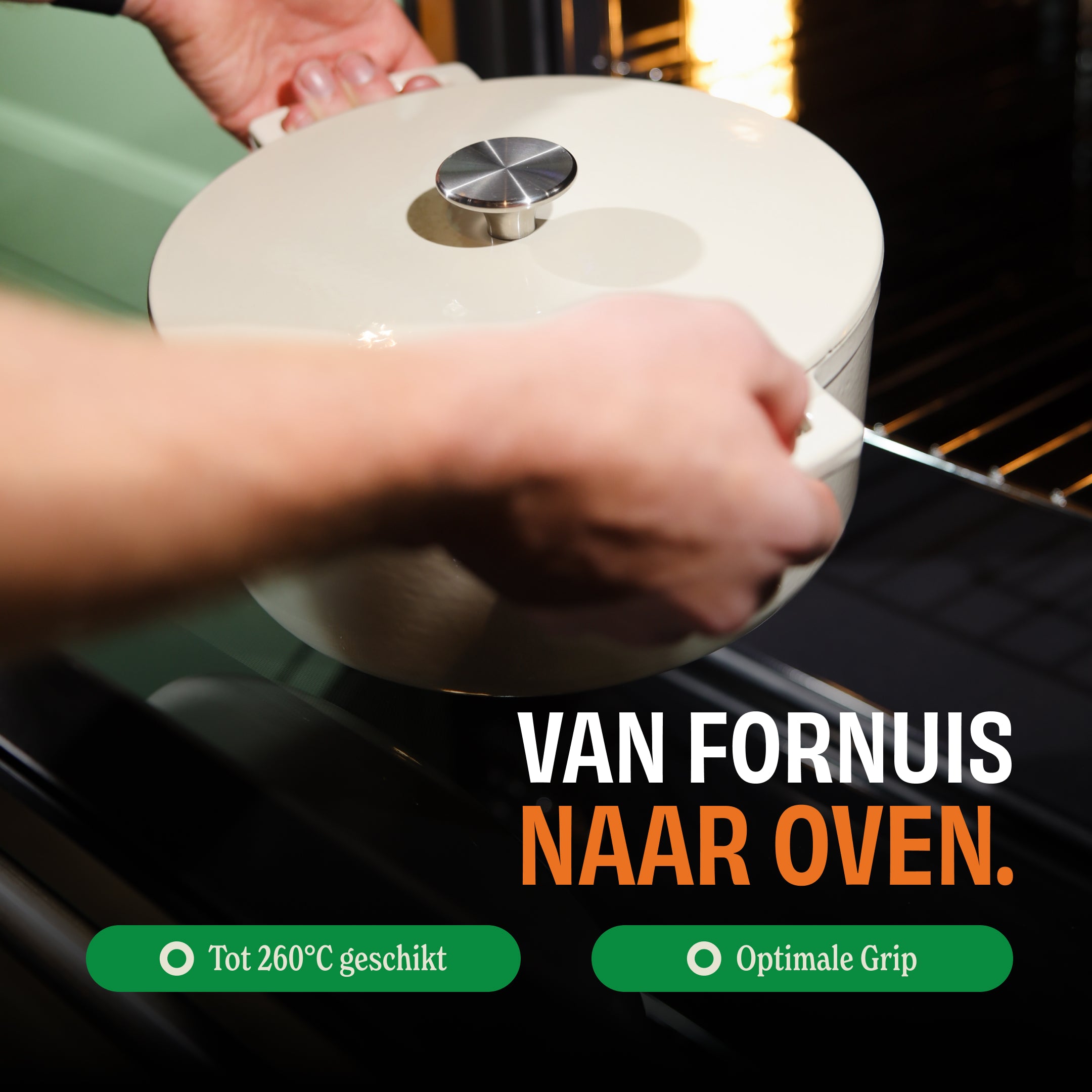 Witte gietijzeren Go Ivory braadpan met deksel wordt van het fornuis naar de oven verplaatst, geschikt tot 260°C.