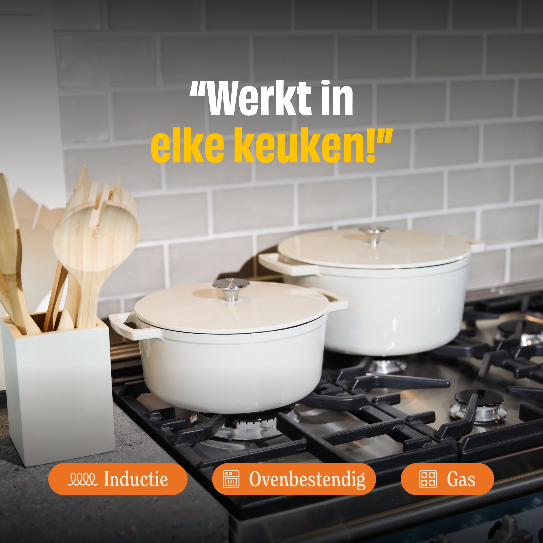 Twee crèmekleurige Go Ivory gietijzeren braadpannen met deksel op een gaskookplaat, geschikt voor inductie en oven.
