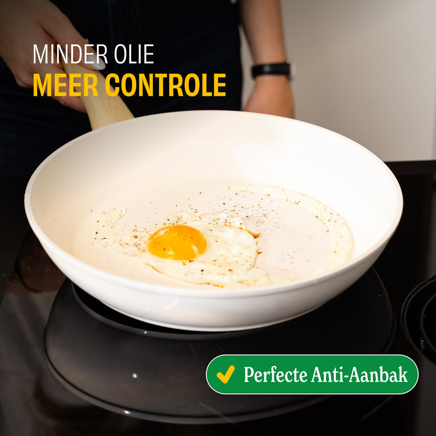 Œuf au plat dans la poêle Go Ivory avec revêtement antiadhésif en céramique montrant des propriétés antiadhésives parfaites