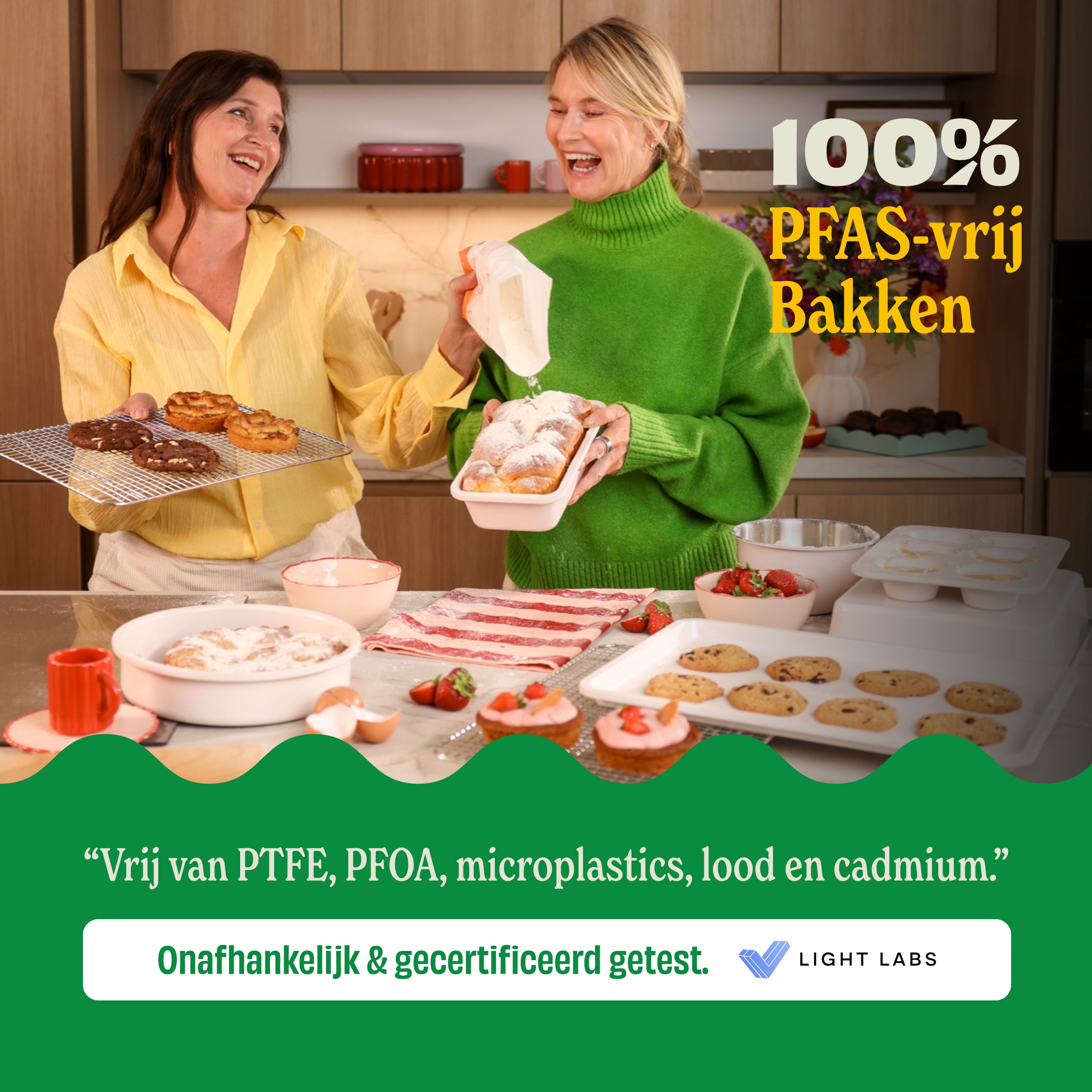 Twee vrouwen bakken PFAS-vrij met de Go Ivory bakeerset in een keuken vol zelfgebakken koekjes en gebak.