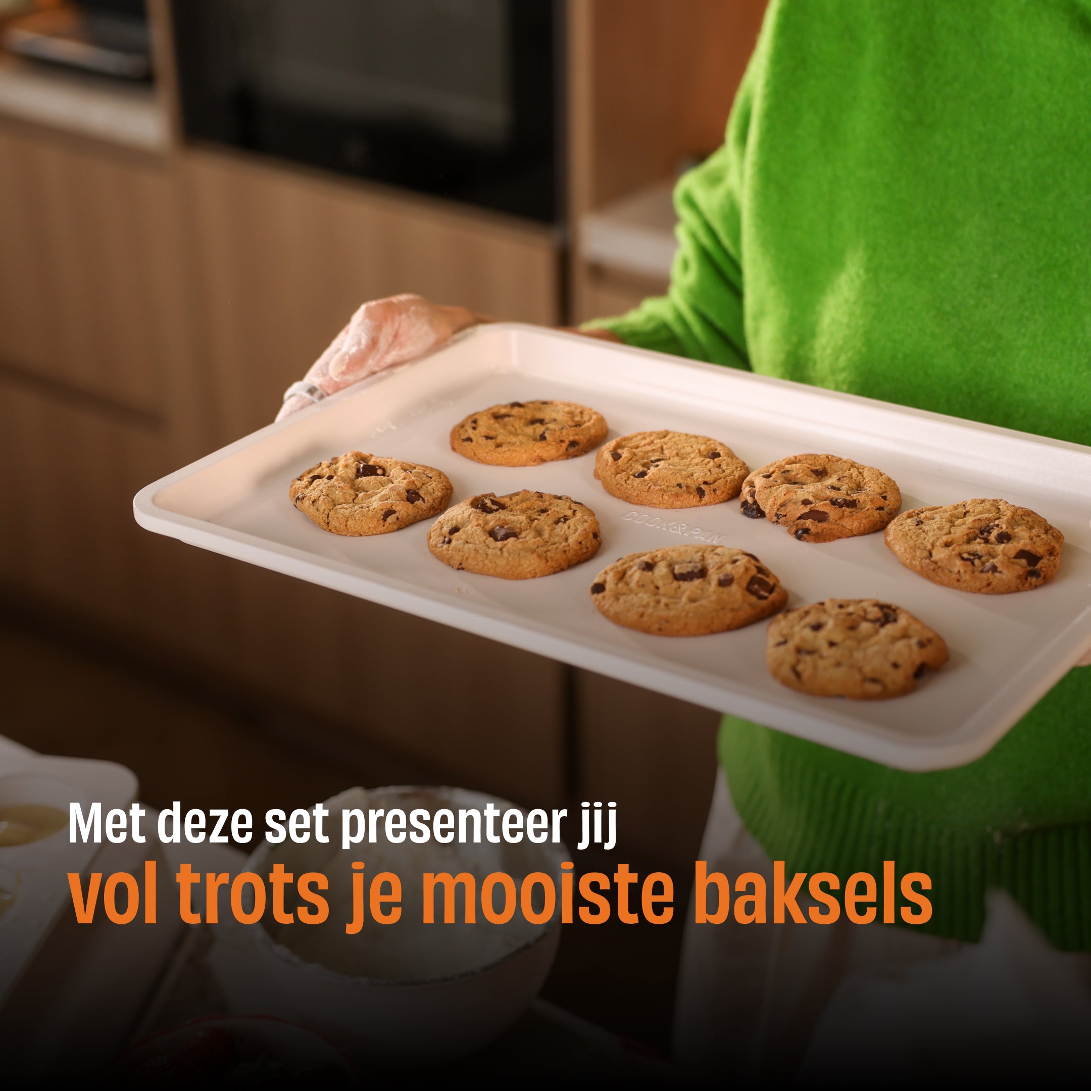 Witte Go Ivory bakset met negen chocoladechip koekjes, klaar om uit de oven te worden gehaald