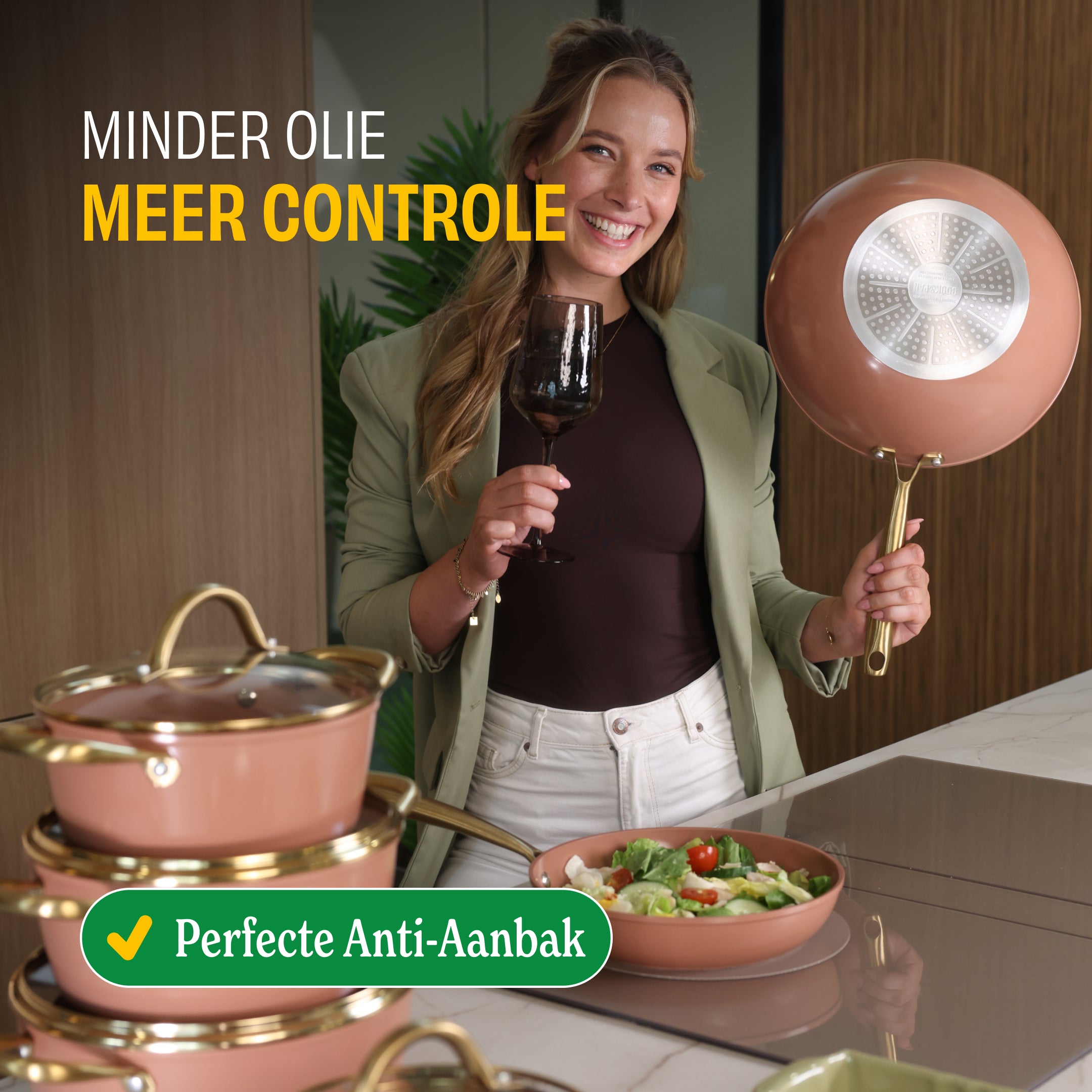 Sienna koekenpan in roze met keramische antiaanbaklaag, met goudkleurige handgrepen, naast bijpassende cookware