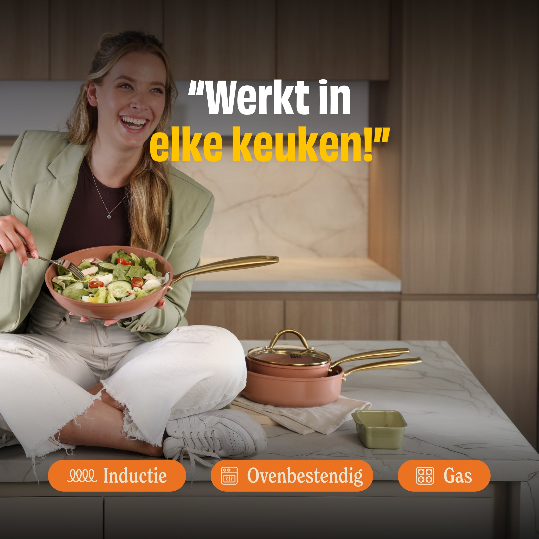 Vrouw met Sienna koekenpan terracotta met groentegerecht, werkt in elke keuken met inductie, ovenbestendig en gas