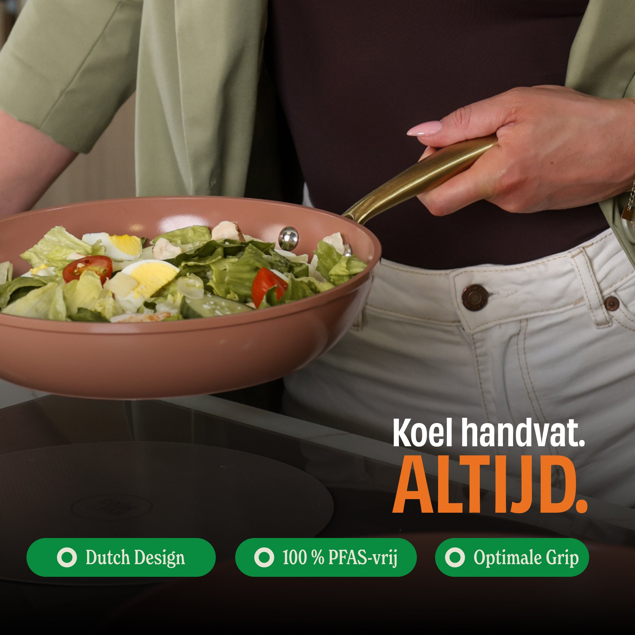 Roze Sienna koekenpan met groene salade en gouden handvat, PFAS-vrij koken met optimale grip