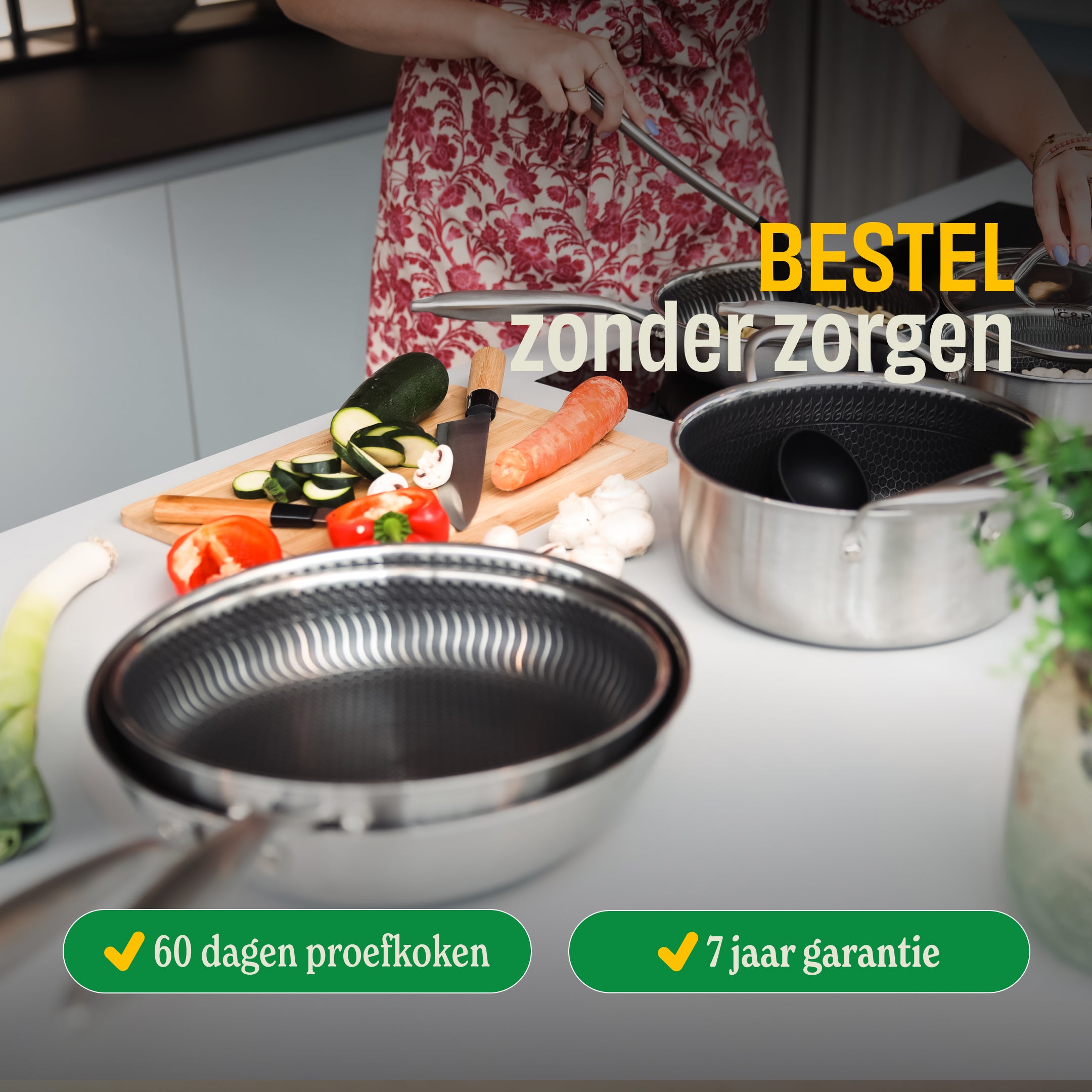 Vrouw bereidt groenten in Honey koekenpan met keramische antiaanbaklaag, met 60 dagen proefkoken en 7 jaar garantie