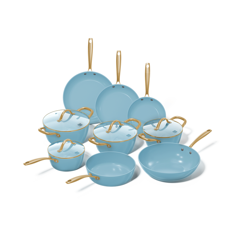 Cook & Pan Ocean Blue pannenset met negen stuks in lichtblauw met gouden handgrepen en keramische antiaanbaklaag.
