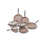 Taupe pannenset van Cook & Pan met zeven stuks keramische kookgerei in beige-bruine tint met zwarte hengsels.