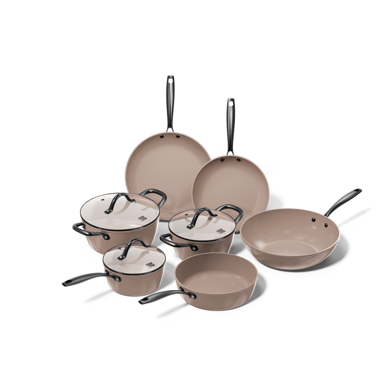 Taupe Kochset von Cook & Pan mit sieben Teilen in Beige-Braun und schwarzen Griffen.